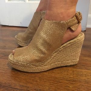 Kenneth Cole Gold jute wedges